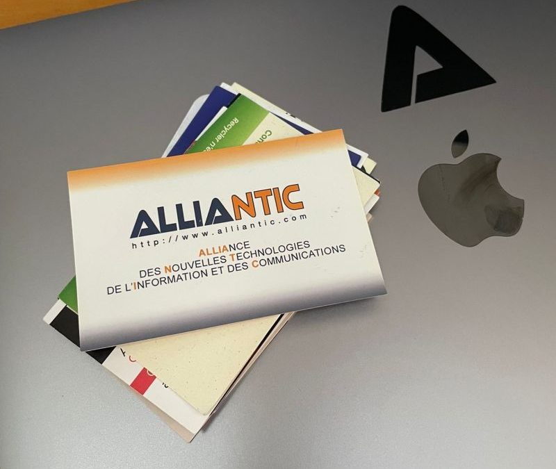 Une GPT qui transforme automatiquement une carte de visite en contact dans votre téléphone