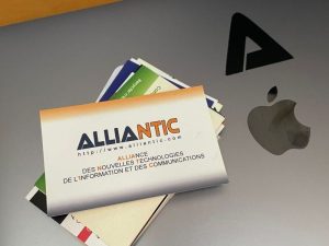 Une GPT qui transforme automatiquement une carte de visite en contact dans votre téléphone